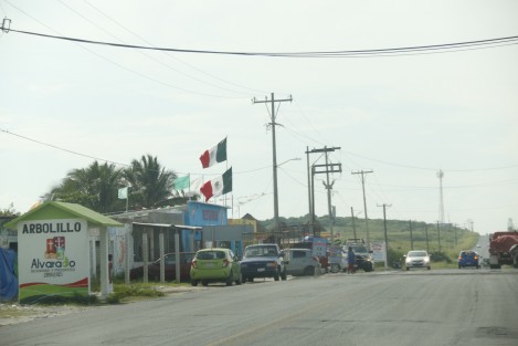 Policía Ministerial resguarda un predio en la comunidad de Arbolillo, en el municipio de Alvarado, Ver.. El lugar fue acordonado y al fondo se observan vehículos en las inmediaciones del manglar.