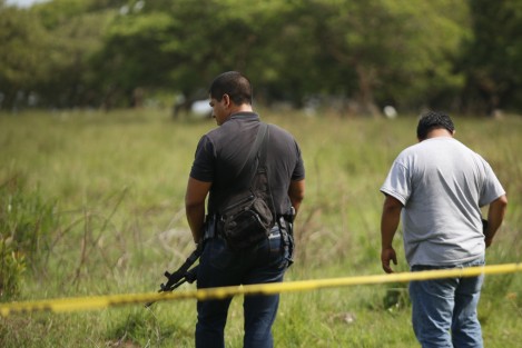 Policía Ministerial resguarda un predio en la comunidad de Arbolillo, en el municipio de Alvarado, Ver.. El lugar fue acordonado y al fondo se observan vehículos en las inmediaciones del manglar.