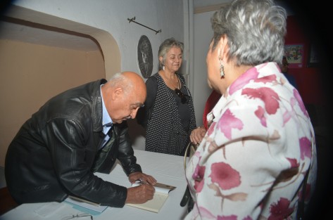 Al término de la presentación, Magno gustoso autografió varios libros para los asistentes e invitó a la población a adquirirlo en las librerías de Xalapa.