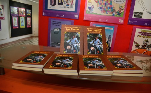 Al término de la presentación, Magno gustoso autografió varios libros para los asistentes e invitó a la población a adquirirlo en las librerías de Xalapa.