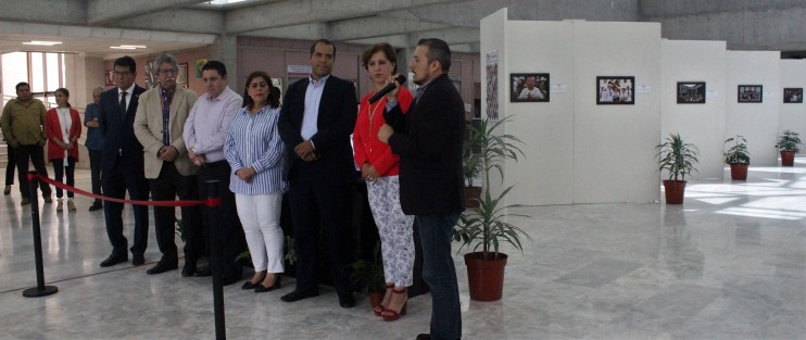 El fotógrafo Horacio Aguilar Buvandel, presenta la exposición fotográfica denominada “Diálogo y Productividad”, integrada por 30 gráficas en las que destaca el trabajo desarrollado por los integrantes la LXIV Legislatura.