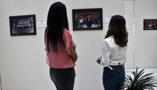 El fotógrafo Horacio Aguilar Buvandel, presenta la exposición fotográfica denominada “Diálogo y Productividad”, integrada por 30 gráficas en las que destaca el trabajo desarrollado por los integrantes la LXIV Legislatura.