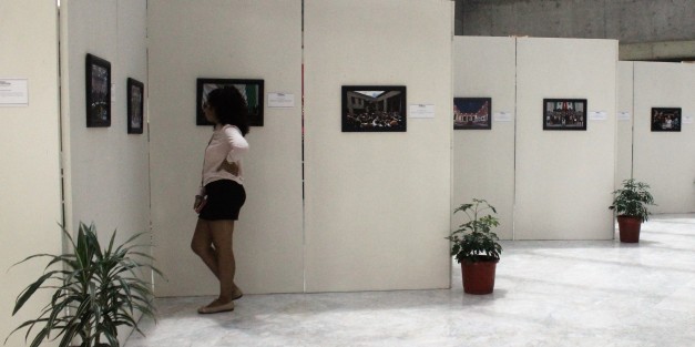 El fotógrafo Horacio Aguilar Buvandel, presenta la exposición fotográfica denominada “Diálogo y Productividad”, integrada por 30 gráficas en las que destaca el trabajo desarrollado por los integrantes la LXIV Legislatura.