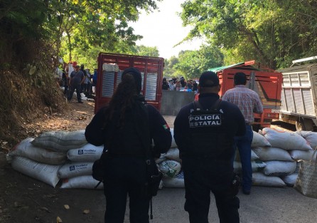 Ante la ola de inseguridad y la falta de respuesta por parte de las autoridades correspondientes; vecinos de la comunidad de Insurgentes Socialistas, perteneciente a este municipio y colindante con el Estado de Puebla; tomaron medidas hasta cierto punto extremas como son la colocación de barricadas y armarse con palos para defender a la población.