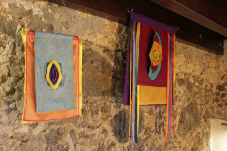 <em>Vulvas, portales de vida</em> reúne el trabajo de 13 artistas, quienes con diferentes técnicas dan su visión, sobre ésta parte femenina, más allá de un mero símbolo femenino, como una semilla, que nos remite a la fecundidad de la madre tierra; y al mismo tiempo, como un símbolo de aquellas que han hallado la muerte, víctimas de la violencia.  