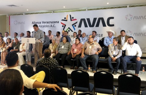 Una centena de alcaldes veracruzanos se esperaban en la reunión de conformación de la Alianza Veracruzana de Alcaldes, A. C., sin embargo sólo éstos fueron los que llegaron.