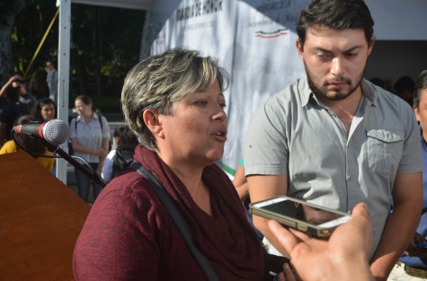 Durante la Guardia Honor de la SS, el Dr.Iván Suárez fue increpado por la madre de Denisse Méndez, quien lleva tres días esperando atención de su parto  en el Hospital Dr. Luis F. Nachón de esta capital, pese a que ya la fuente se le había roto. 