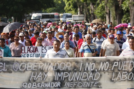 Esta mañana,  trabajadores del extinto SAS salieron a marchar enla ciudad de Veracruz, en protesta por el adeudo de más de mil millones de pesos por concepto de liquidación. Piden ayuda al gobernador entrante.