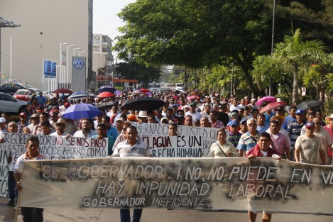 Esta mañana,  trabajadores del extinto SAS salieron a marchar enla ciudad de Veracruz, en protesta por el adeudo de más de mil millones de pesos por concepto de liquidación. Piden ayuda al gobernador entrante.