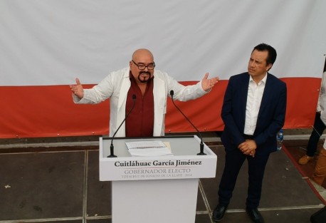  El gobernador electo de Veracruz, Cuitláhuac García Jiménez, presentó en Coatzacoalcos al doctor, Roberto Ramos Alor como quien fugirá como titular de la Secretaría de Salud de Veracruz (SESVER), a partir del 1 de diciembre del presente año. 