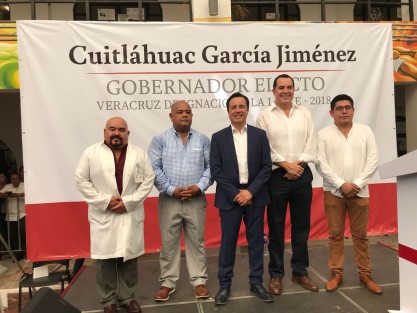 El gobernador electo de Veracruz, Cuitláhuac García Jiménez, presentó en Coatzacoalcos al doctor, Roberto Ramos Alor como quien fugirá como titular de la Secretaría de Salud de Veracruz (SESVER), a partir del 1 de diciembre del presente año. 