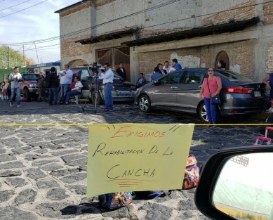 Padres de familia y alumnos de la escuela Primaria Emiliano Zapata, en la Colonia del mismo nombre, en la ciudad de Xalapa, bloquearon la calle José Mancisidor en demanda de atención a las instalaciones, la cual esperan desde 2003.  