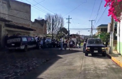 Padres de familia y alumnos de la escuela Primaria Emiliano Zapata, en la Colonia del mismo nombre, en la ciudad de Xalapa, bloquearon la calle José Mancisidor en demanda de atención a las instalaciones, la cual esperan desde 2003.  