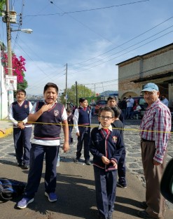 Padres de familia y alumnos de la escuela Primaria Emiliano Zapata, en la Colonia del mismo nombre, en la ciudad de Xalapa, bloquearon la calle José Mancisidor en demanda de atención a las instalaciones, la cual esperan desde 2003. 