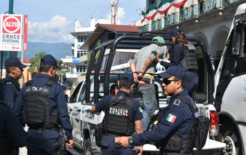 Como suele suceder, intensa movilización policiaca se originó en la capital veracruzana por elementos de la SSP, para retirar del parque Juárez  a una persona alcoholizada que cometió faltas a la moral.  