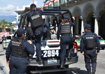 Como suele suceder, intensa movilización policiaca se originó en la capital veracruzana por elementos de la SSP, para retirar del parque Juárez  a una persona alcoholizada que cometió faltas a la moral.  