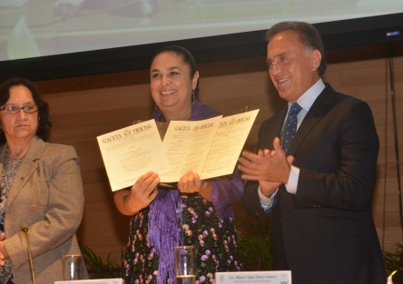 Presente en el informe de la Rectora de la UV, Sara Ladrón de Guevara González, estuvo el gobernador Miguel Ángel Yunes Linares, quien le hizo entrega de las gacetas en donde se declara la autonomía de la Universidad Veracruzana, constitucional y financiera, presumiendo que en las tres aparece su firma. 