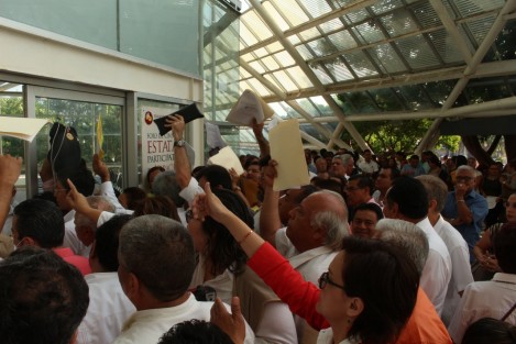 Integrantes de Maestros por México intentaron ingresar sin hacer fila al Foro por la Educación en Boca del Río, pero agremiados a diferentes sindicatos, que llegaron desde temprano para hacer fila, no se los permitieron.  
