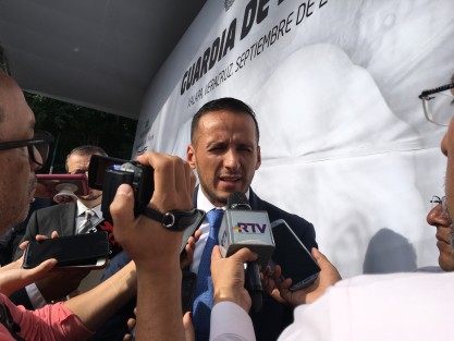 El diputado Sergio Hernández se deslindó de conocer a un joven ligado a las agresiones contra un estudiante de la Facultad de Derecho, dice que él se toma fotos con muchos jóvenes, y no por ello significa que los esté apoyando.  