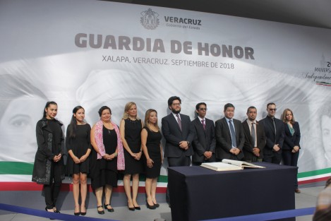 Encabezados por Enrique Márquez, secretario de Cultura en el estado, personal del IVEC montó guardia de honor al Padre de la Patria. 