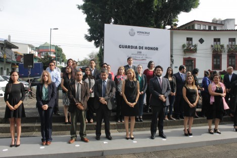 Encabezados por Enrique Márquez, secretario de Cultura en el estado, personal del IVEC montó guardia de honor al Padre de la Patria. 