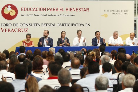 Con la presencia del gobernador electo, Cuitláhuac García, la rectora de la UV, Sara Ladrón de Guevara, y Esteban Moctezuma, próximo Secretario de Educación, iniciaron los trabajos del  Foro de Consulta Estatal Participativa en Veracruz, Educación para el Bienestar, Acuerdo Nacional Sobre la Educación. 