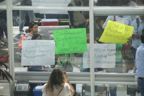 Madres de alumnos del kinder Venustiano Carranza, se manifestaron afuera de la USBI, recinto donde se realiza el Foro de Consulta Estatal, para exigir a las autoridades educativas que atiendan la problemática de la escuela que está sin energía eléctrica desde mayo.