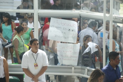 Madres de alumnos del kinder Venustiano Carranza, se manifestaron afuera de la USBI, recinto donde se realiza el Foro de Consulta Estatal, para exigir a las autoridades educativas que atiendan la problemática de la escuela que está sin energía eléctrica desde mayo.
