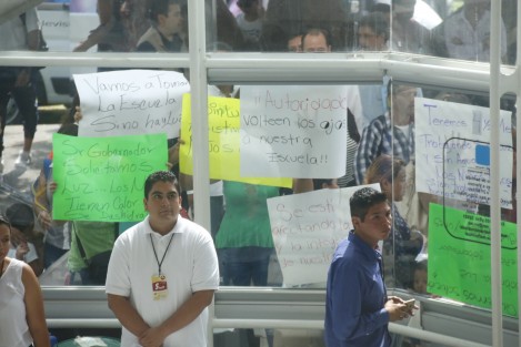 Madres de alumnos del kinder Venustiano Carranza, se manifestaron afuera de la USBI, recinto donde se realiza el Foro de Consulta Estatal, para exigir a las autoridades educativas que atiendan la problemática de la escuela que está sin energía eléctrica desde mayo.