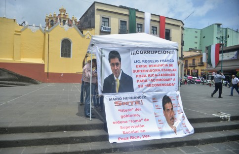 El representante legal de la supervisora escolar de Jardines de Niños zona 117 en Poza Rica, Virginia Castillón, denunció públicamente que el secretario de Gobierno, Rogelio Franco Castán, la está presionando para que renuncie y poder dejar en el cargo a una amiga del propio funcionario.   