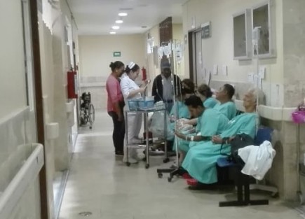 Lamentable situación la que se vive en la clínica 11 del IMSS de Xalapa, ya que ante la falta de espacios los pacientes tienen que ser atendidos en los pasillos del hospital.  El personal refiere que cada día es más la carga de trabajo sin que autoridades hagan algo al respecto.