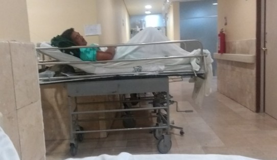 Lamentable situación la que se vive en la clínica 11 del IMSS de Xalapa, ya que ante la falta de espacios los pacientes tienen que ser atendidos en los pasillos del hospital.  El personal refiere que cada día es más la carga de trabajo sin que autoridades hagan algo al respecto.