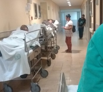 Lamentable situación la que se vive en la clínica 11 del IMSS de Xalapa, ya que ante la falta de espacios los pacientes tienen que ser atendidos en los pasillos del hospital.  El personal refiere que cada día es más la carga de trabajo sin que autoridades hagan algo al respecto.