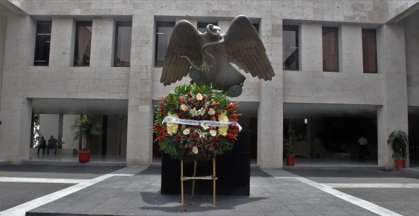 Depositan arreglo en el águila del Congreso.