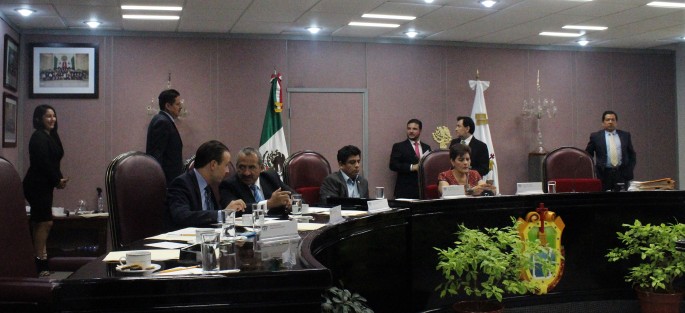 En la sesión, tercera del segundo receso, las diputadas y diputados aprobaron el Acuerdo de la Junta de Coordinación Política (JUCOPO) por el cual se exhorta al Senado de la República para que ratifique el Convenio de la Organización Internacional del Trabajo, número 189, sobre el trabajo decente para las trabajadoras y los trabajadores domésticos. ¿Y que ganen como edecán del Senado o Congreso? 