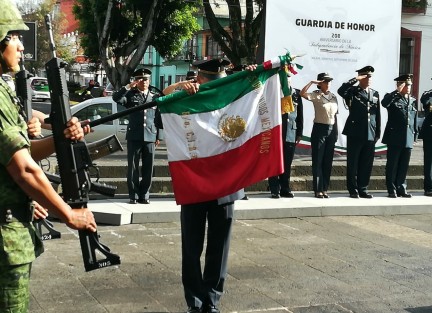 Una de las Guardias de Honor, más formales es la que realizaron los elementos de la 26 Zona Militar.  