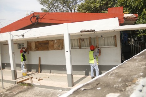 Las labores en la estancia de bienestar y desarrollo del ISSSTE #73 se encuentran suspendidas debido a que se realizan trabajos de reparación en la estructura del edificio, que sufrió afectaciones durante el sismo del año pasado. Los 120 niños que asisten a la estancia, reciben el servicio en otro espacio habilitado para esto.