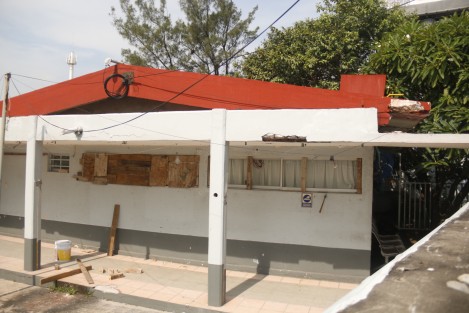 Las labores en la estancia de bienestar y desarrollo del ISSSTE #73 se encuentran suspendidas debido a que se realizan trabajos de reparación en la estructura del edificio, que sufrió afectaciones durante el sismo del año pasado. Los 120 niños que asisten a la estancia, reciben el servicio en otro espacio habilitado para esto.
