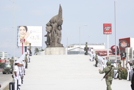 Elementos de la SEDENA y MARINA, realizan ensayos previo a la celebración de la Defensa del Castillo de Chapultepec. Los ejercicios se llevan a cabo sobre el bulevar Ruiz Cortines, en la explanada del monumento a Los Niños Héroes.