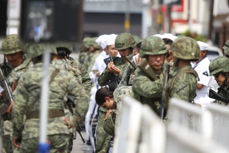 Elementos de la SEDENA y MARINA, realizan ensayos previo a la celebración de la Defensa del Castillo de Chapultepec. Los ejercicios se llevan a cabo sobre el bulevar Ruiz Cortines, en la explanada del monumento a Los Niños Héroes.