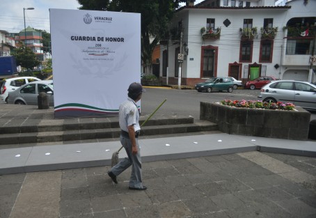 Ante la falta de seriedad en el programa de guardias patrias del Gobierno del Estado, ni el PRD ni el Partido Revolucionario Democrático (como estaba escrito en el roll de guardias)  asistieron a la guardia de honor en el parque Los Berros. 