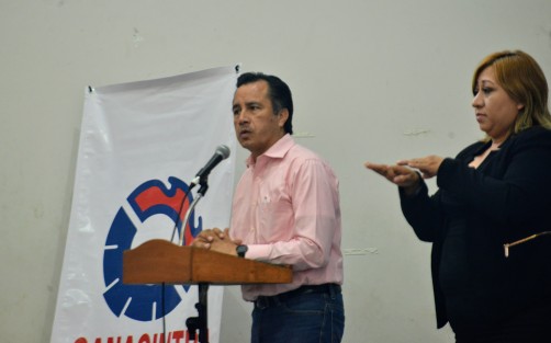 En sudiscurso,el próximo mandatario estatal reiteró que se ha sumido en la extrema pobreza a millones de mexicanos, lo que provocó inseguridad, desesperanza y desesperación por no encontrar la forma de cómo tener lo más mínimo, como alimento, salud y trabajo.