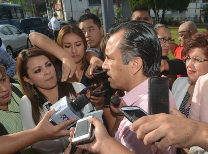 Cuitláhuac García dijo que ya esperaba lo que Yunes Linares ha declarado, de que dejará el Estado sin recursos, <em>se van a llevar todo</em>. Además pide al comité de vigilancia recién instalado, solicite al gobernador Yunes información sobre cámaras instaladas, funcionando y costo de la infraestructura.