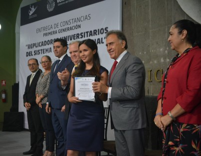 En el patio central de Palacio de Gobierno, Miguel Ángel Yunes Linares en compañía de la rectora Sara Ladrón de Guevara y el magistrado Edel Álvarez, entregaron constancias a replicadores universitario del sistema de Justicia penal acusatorio.