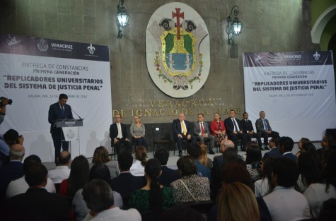 En el patio central de Palacio de Gobierno, Miguel Ángel Yunes Linares en compañía de la rectora Sara Ladrón de Guevara y el magistrado Edel Álvarez, entregaron constancias a replicadores universitario del sistema de Justicia penal acusatorio.