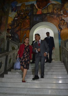 En el patio central de Palacio de Gobierno, Miguel Ángel Yunes Linares en compañía de la rectora Sara Ladrón de Guevara y el magistrado Edel Álvarez, entregaron constancias a replicadores universitario del sistema de Justicia penal acusatorio. 