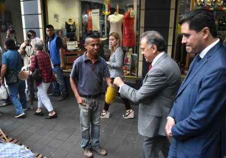 Afortunadamente este miércoles el Gobernador Miguel Ángel Yunes salió a recorrer el centro de Xalapa con billetera, por lo que no tuvo que pedir prestado ni fiado para contribuir a la economía informal de la capital. 