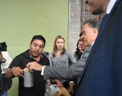 Afortunadamente este miércoles el Gobernador Miguel Ángel Yunes salió a recorrer el centro de Xalapa con billetera, por lo que no tuvo que pedir prestado ni fiado para contribuir a la economía informal de la capital. 