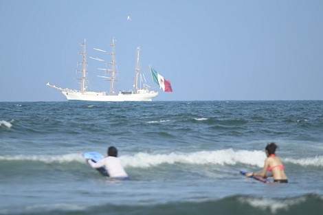 Llegó al puerto de Veracruz el Buque Escuela Velero Cuauhtémoc, con el fuego olímpico a bordo para conmemorar los 50 años de la celebración de los Juegos Olímpicos en México. El barco viene de Cuba, siguiendo la ruta que trazó Cristobal Colón para llegar a América.