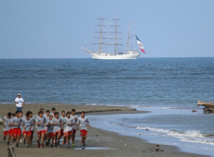 Llegó al puerto de Veracruz el Buque Escuela Velero Cuauhtémoc, con el fuego olímpico a bordo para conmemorar los 50 años de la celebración de los Juegos Olímpicos en México. El barco viene de Cuba, siguiendo la ruta que trazó Cristobal Colón para llegar a América.